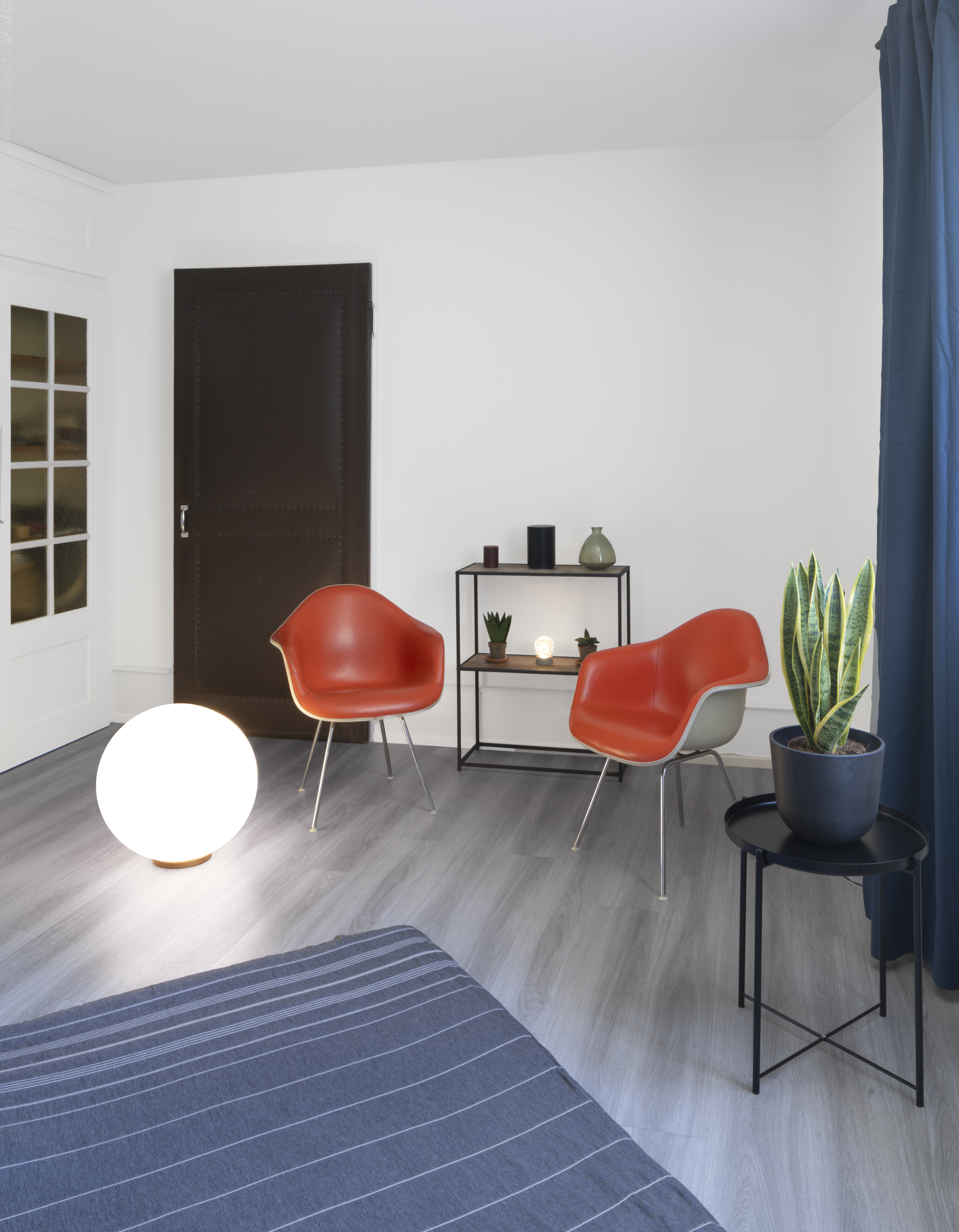 Espace de massage de l'Espace Soma : fauteuils et coin lecture