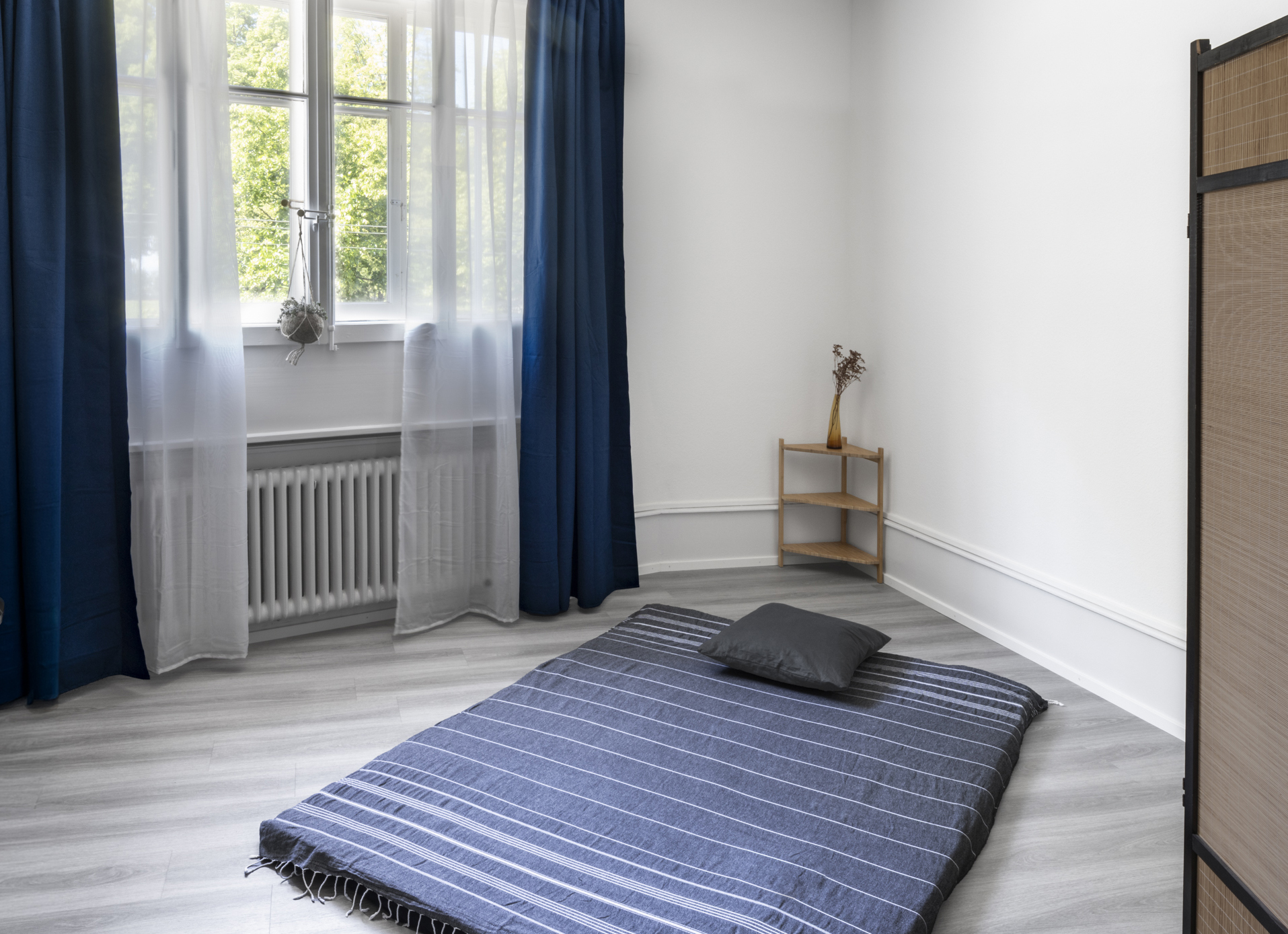 Espace de massage de l'Espace Soma : futon, fenêtre et rideaux